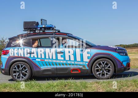 Benon, France - 9 septembre 2020 : patrouille de gendarmerie sur une route de campagne en escorte pendant la tournée cycliste de france Banque D'Images