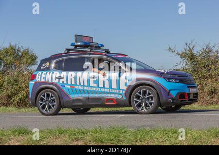 Benon, France - 9 septembre 2020 : patrouille de gendarmerie sur une route de campagne en escorte pendant la tournée cycliste de france Banque D'Images