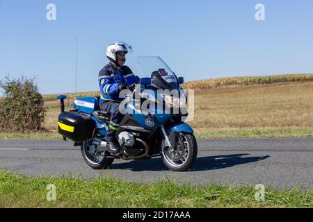 Benon, France - 9 septembre 2020 : cycliste de la gendarmerie française sur une route de campagne en escorte pendant la tournée cycliste de france Banque D'Images