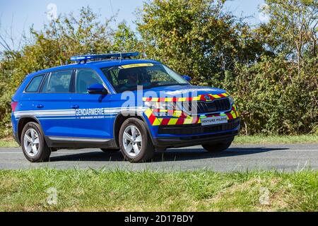 Benon, France - 9 septembre 2020 : patrouille de gendarmerie sur une route de campagne en escorte pendant la tournée cycliste de france Banque D'Images