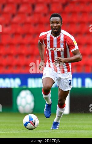 John OBI Mikel (13) de Stoke City avec le ballon Banque D'Images