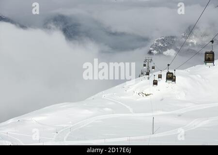 Cabine de remontée mécanique dans un paysage de montagne enneigé Banque D'Images