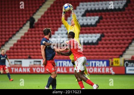 Ben Amos (13), de Charlton Athletic, saute haut pour gagner e boule à partir d'un coin Banque D'Images