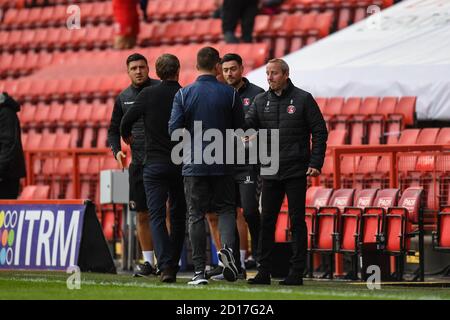 Lee Bowyer Manager de Charlton Athletic Phil Parkinson Manager de Sunderland FC secouer les mains avant ko Banque D'Images