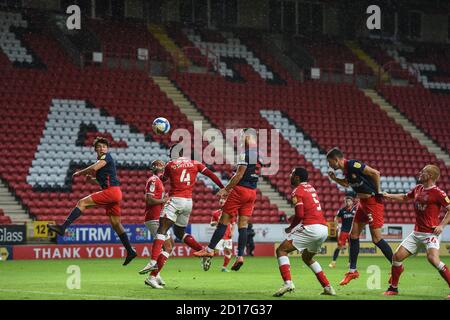 Bailey Wright (5) du Sunderland FC se lève pour diriger le Ball but Ben Amos (13) de Charlton Athletic sauve Banque D'Images