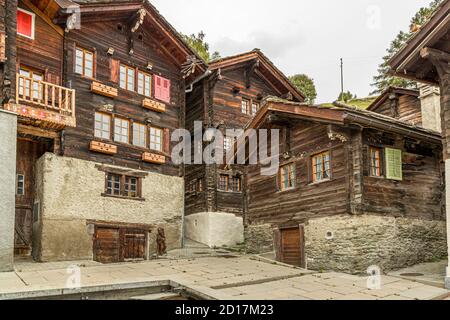 Randonnée sur le sentier de la vigne de Visperterminen à Visp, Valais, Suisse.Visperterminen est situé à 1,170 mètres.Le village est parsemé de vieilles maisons et de granges.Plusieurs d'entre eux sont maintenant de petits musées et montrent comment les habitants de Visperterminen, qui s'appellent Terbiner, vivaient il y a environ 150 ans. Banque D'Images