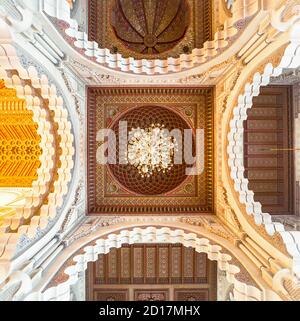 Vue panoramique symétrique des détails architecturaux d'une voûte en mosaïque et des colonnes en marbre de la mosquée Hassan II, Casablanca, Maroc Banque D'Images