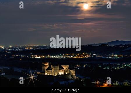 Vue unique sur le château de Torrechiara contre un grand lundi et un ciel nuageux. Dans la rivière et la ville en arrière-plan. Parme, Émilie-Romagne, Italie Banque D'Images