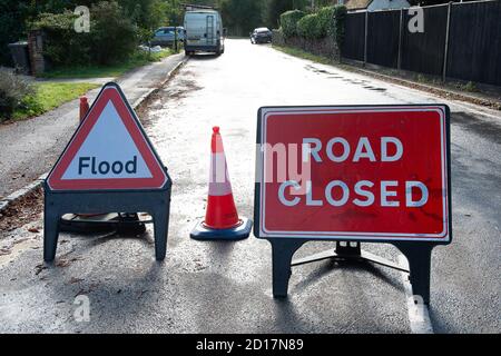 Wooburn Green Buckinghamshire, Royaume-Uni. 5 octobre 2020. La rivière Wye de West Wycombe jusqu'à Bourne End a eu un avertissement d'inondation ce matin à la suite de la pluie torrentielle au cours des trois derniers jours due à la tempête Alex. Windsor Lane à Wooburn Green a été fermé et certaines propriétés avaient des sacs de sable à l'extérieur, mais le niveau de la rivière tombait après le week-end et, plus tard aujourd'hui, l'avertissement d'inondation a été supprimé. Crédit : Maureen McLean/Alay Live News Banque D'Images