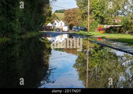 Wooburn Green Buckinghamshire, Royaume-Uni. 5 octobre 2020. La rivière Wye de West Wycombe jusqu'à Bourne End a eu un avertissement d'inondation ce matin à la suite de la pluie torrentielle au cours des trois derniers jours due à la tempête Alex. Windsor Lane à Wooburn Green a été fermé et certaines propriétés avaient des sacs de sable à l'extérieur, mais le niveau de la rivière tombait après le week-end et, plus tard aujourd'hui, l'avertissement d'inondation a été supprimé. Crédit : Maureen McLean/Alay Live News Banque D'Images