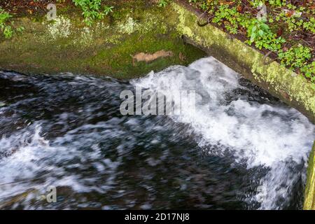 Wooburn Green Buckinghamshire, Royaume-Uni. 5 octobre 2020. La rivière Wye de West Wycombe jusqu'à Bourne End a eu un avertissement d'inondation ce matin à la suite de la pluie torrentielle au cours des trois derniers jours due à la tempête Alex. Windsor Lane à Wooburn Green a été fermé et certaines propriétés avaient des sacs de sable à l'extérieur, mais le niveau de la rivière tombait après le week-end et, plus tard aujourd'hui, l'avertissement d'inondation a été supprimé. Crédit : Maureen McLean/Alay Live News Banque D'Images