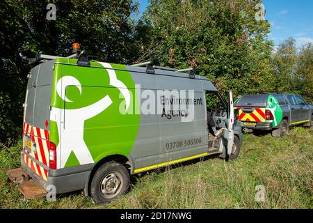 Wooburn Green Buckinghamshire, Royaume-Uni. 5 octobre 2020. La rivière Wye de West Wycombe jusqu'à Bourne End a eu un avertissement d'inondation ce matin à la suite de la pluie torrentielle au cours des trois derniers jours due à la tempête Alex. L'Agence de l'environnement a défrichement des cribles de mauvaises herbes et de déchets dans la rivière Wye et a surveillé la situation. Windsor Lane à Wooburn Green a été fermé et certaines propriétés avaient des sacs de sable à l'extérieur, mais le niveau de la rivière tombait après le week-end et, plus tard aujourd'hui, l'avertissement d'inondation a été supprimé. Crédit : Maureen McLean/Alay Live News Banque D'Images