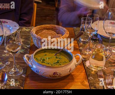 Dîner au Godswärgjistubu à Albinen, Suisse Banque D'Images