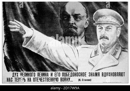 Affiche de Staline avec la ligne de droite « l'esprit du Grand Lénine et sa bannière victorieuse nous encouragent maintenant à la La guerre patriotique Banque D'Images