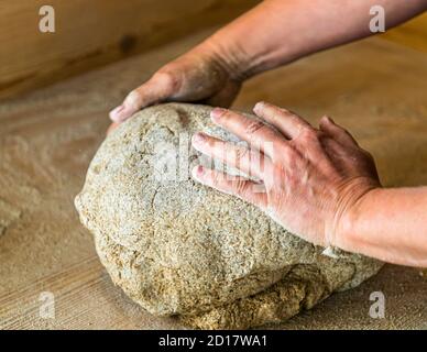 Atelier traditionnel de pain en seigle du Valais à Goppenstein-Erschmatt, Suisse Banque D'Images