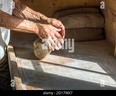 Atelier traditionnel de pain en seigle du Valais à Goppenstein-Erschmatt, Suisse Banque D'Images