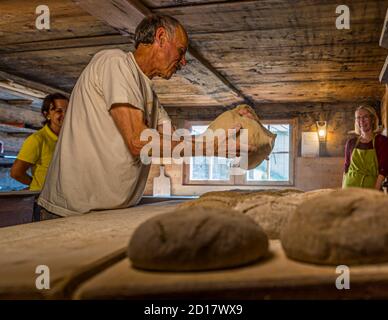 Atelier traditionnel de pain en seigle du Valais à Goppenstein-Erschmatt, Suisse. Les pains de seigle typiques du canton suisse du Valais sont cuits à Erschmatt Banque D'Images