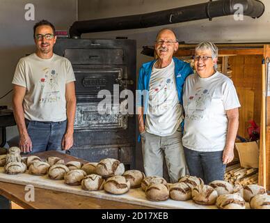 Atelier traditionnel de pain en seigle du Valais à Goppenstein-Erschmatt, Suisse. L'équipe: David Da Pieve (à gauche), est l'Ofner ce jour-ci, qui chauffe le four, tire dans le pain, surveille le processus de cuisson et assure que le pain est cuit de manière optimale. Edmund Steiner mène à travers la partie pratique de l'atelier. Son épouse Marianne s'occupe de la coordination de toute l'expérience de la pâtisserie et prépare le déjeuner conjoint Banque D'Images