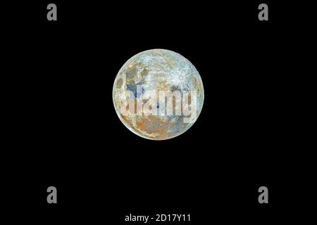 La Lune notre compagnon satellite qui illumine notre chemin pendant la nuit sur un télescope vue détaillée avec les cratères et les mers lunaires. Un s incroyable Banque D'Images
