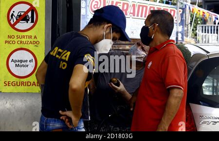 Valence, Carabobo, Venezuela. 5 octobre 2020. 05 octobre 2020. Le 05 octobre 2020, les stations-service vénézuéliennes commencent à distribuer de l'essence en provenance d'Iran. Malgré les sanctions américaines contre les deux nations et sous beaucoup d'incertitude, trois navires chargés d'essence sont arrivés dans le pays sud-américain, en provenance de Téhéran, et qui commence aujourd'hui à être distribué dans la plupart des stations-service vénézuéliennes aux prix internationaux. Certains d'entre eux conservent le prix subventionné et doivent être fournis le jour où le numéro d'enregistrement leur correspond. Au Venezuela - photo: Juan Carlos Hernandez (crédit IMA Banque D'Images