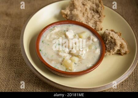 Une maison a fait l'exemple de la soupe de poisson finlandaise connue sous le nom de Kalakeitto. Il comprend des oignons et des pommes de terre ainsi que des herbes mélangées, y compris l'aneth et le poisson U. Banque D'Images