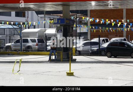 Valence, Carabobo, Venezuela. 5 octobre 2020. 05 octobre 2020. Le 05 octobre 2020, UN exploitant de station-service attend l'arrivée du carburant à la station-service pour commencer à vendre et à ravitailler les véhicules, autres.les stations-service vénézuéliennes commencent à distribuer de l'essence en provenance d'Iran. Malgré les sanctions américaines contre les deux nations et sous beaucoup d'incertitude, trois navires chargés d'essence sont arrivés dans le pays sud-américain, en provenance de Téhéran, et qui commence aujourd'hui à être distribué dans la plupart des stations-service vénézuéliennes aux prix internationaux. Certains d'entre eux conservent le prix subventionné et m Banque D'Images