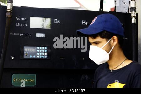 Valence, Carabobo, Venezuela. 5 octobre 2020. 05 octobre 2020. Le 05 octobre 2020, les stations-service vénézuéliennes commencent à distribuer de l'essence en provenance d'Iran. Malgré les sanctions américaines contre les deux nations et sous beaucoup d'incertitude, trois navires chargés d'essence sont arrivés dans le pays sud-américain, en provenance de Téhéran, et qui commence aujourd'hui à être distribué dans la plupart des stations-service vénézuéliennes aux prix internationaux. Certains d'entre eux conservent le prix subventionné et doivent être fournis le jour où le numéro d'enregistrement leur correspond. Au Venezuela - photo: Juan Carlos Hernandez (crédit IMA Banque D'Images