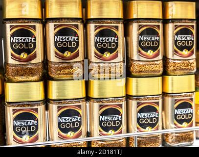 Samara, Russie - 24 novembre 2019 : café Nescafé Gold sur l'étagère de l'épicerie Banque D'Images