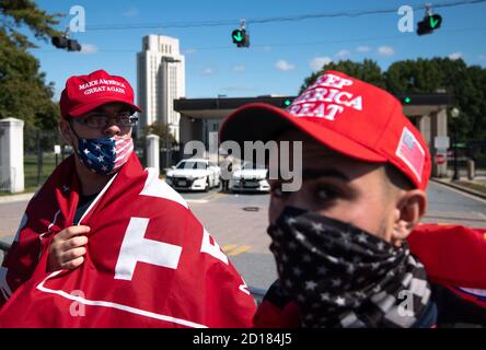 Washington, États-Unis. 05e octobre 2020. Les partisans du président Donald Trump se rassemblent à l'extérieur du centre médical Walter Reed alors que Trump subit un traitement pour le COVID-19 à l'intérieur, à Bethesda, Maryland, le lundi 5 octobre 2020. Photo de Kevin Dietsch/UPI crédit: UPI/Alay Live News Banque D'Images