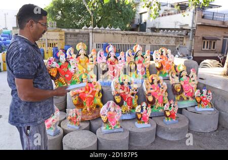 Beawar, Inde. 05e octobre 2020. Idoles de la déesse Durga pour le prochain festival Durga Puja Navratri, à Beawar. Le festival de neuf jours de Durga Puja, qui commémore la chute du roi démon Mahishasur par la déesse Durga, marque le triomphe du bien sur le mal. Le festival hindou débutera le 17 octobre. (Photo de Sumit Saraswat/Pacific Press) crédit: Pacific Press Media production Corp./Alay Live News Banque D'Images