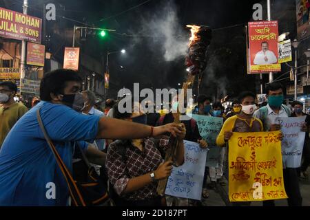 Kolkata, Inde. 05e octobre 2020. Un rassemblement 'masal' par des étudiants de l'Université de Calcutta pour la justice à Manisha Valmiki à Kolkata. (Photo de Suraranjan Nandi/Pacific Press) crédit: Pacific Press Media production Corp./Alay Live News Banque D'Images