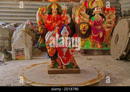 Beawar, Inde. 05e octobre 2020. Idoles de la déesse Durga pour le prochain festival Durga Puja Navratri, à Beawar. Le festival de neuf jours de Durga Puja, qui commémore la chute du roi démon Mahishasur par la déesse Durga, marque le triomphe du bien sur le mal. Le festival hindou débutera le 17 octobre. (Photo de Sumit Saraswat/Pacific Press) crédit: Pacific Press Media production Corp./Alay Live News Banque D'Images