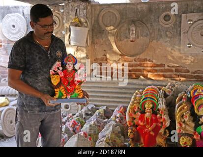 Beawar, Inde. 05e octobre 2020. Idoles de la déesse Durga pour le prochain festival Durga Puja Navratri, à Beawar. Le festival de neuf jours de Durga Puja, qui commémore la chute du roi démon Mahishasur par la déesse Durga, marque le triomphe du bien sur le mal. Le festival hindou débutera le 17 octobre. (Photo de Sumit Saraswat/Pacific Press) crédit: Pacific Press Media production Corp./Alay Live News Banque D'Images