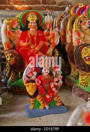 Beawar, Inde. 05e octobre 2020. Idoles de la déesse Durga pour le prochain festival Durga Puja Navratri, à Beawar. Le festival de neuf jours de Durga Puja, qui commémore la chute du roi démon Mahishasur par la déesse Durga, marque le triomphe du bien sur le mal. Le festival hindou débutera le 17 octobre. (Photo de Sumit Saraswat/Pacific Press) crédit: Pacific Press Media production Corp./Alay Live News Banque D'Images