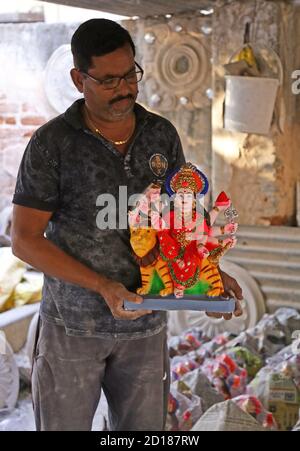 Beawar, Inde. 05e octobre 2020. Idoles de la déesse Durga pour le prochain festival Durga Puja Navratri, à Beawar. Le festival de neuf jours de Durga Puja, qui commémore la chute du roi démon Mahishasur par la déesse Durga, marque le triomphe du bien sur le mal. Le festival hindou débutera le 17 octobre. (Photo de Sumit Saraswat/Pacific Press) crédit: Pacific Press Media production Corp./Alay Live News Banque D'Images