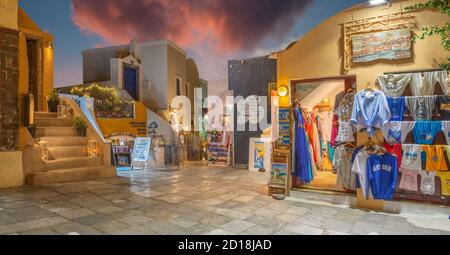 Santorin, GRÈCE - Octobre 4, 2015 : La rue d'Oia avec des magasins de souvenirs et de restaurants de nuit. Banque D'Images