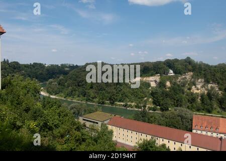 Vue depuis le château de Burghause en direction de Duttendorf Austria Österreich. Altötting Bavière Allemagne. Rivière Salzach. Banque D'Images