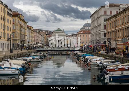 Canal Grande et l'église néoclassique de Sant' Antonio Taumaturgo - Trieste, Frioul-Vénétie Julienne, Italie Banque D'Images