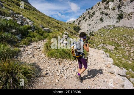 Escursionista en el Camino de Comafreda, Escorca.Sierra de Tramuntana.Mallorca.Islas Baleares. L'Espagne. Banque D'Images