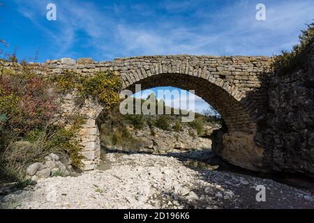 Puente sobre el Rio Vero, paraje de Pedro Buil, Sarsa de Surta, Sobrarbe, Provincia de Huesca, Comunidad Autónoma de Aragón, cordillera de los Pirineo Banque D'Images