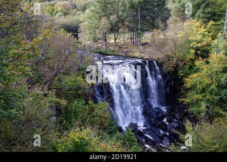 Aros Burn se dégringole sur la falaise dans une impressionnante cascade Comme il fait son chemin à la mer par Aros Parc près de Tobermory sur l'île de Mull Banque D'Images