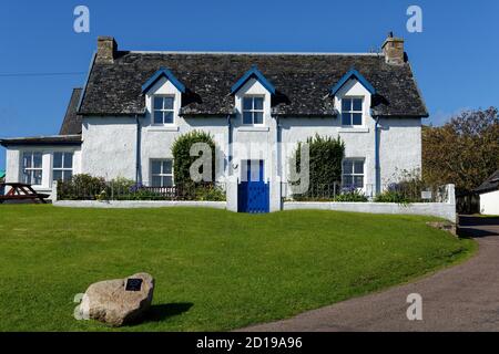 Magnifique cottage traditionnel en pierre peint en blanc classique sur le calme île d'Iona dans les Hébrides intérieures d'Écosse Banque D'Images