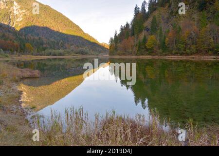 Automne au lac Weitsee avec Hörndlwand la réserve naturelle à l'Est de l'alpes de Chiemgau, près de Ruhpolding, en Bavière, Allemagne Banque D'Images