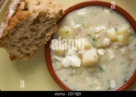 Une maison a fait l'exemple de la soupe de poisson finlandaise connue sous le nom de Kalakeitto. Il comprend des oignons et des pommes de terre ainsi que des herbes mélangées, y compris l'aneth et le poisson U. Banque D'Images