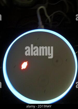 Amazon Echo Dot est activé et fonctionne Banque D'Images