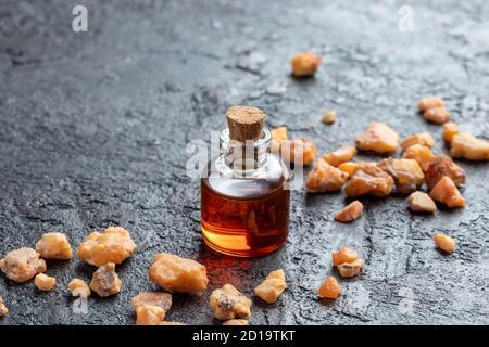 Une bouteille de styrax benzoin huile essentielle et résine Banque D'Images