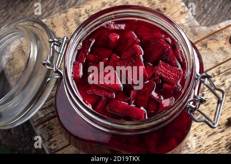 Tranches de betteraves rouges fermentées dans un pot en verre Banque D'Images