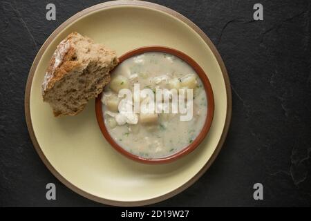 Une maison a fait l'exemple de la soupe de poisson finlandaise connue sous le nom de Kalakeitto. Il comprend des oignons et des pommes de terre ainsi que des herbes mélangées, y compris l'aneth et le poisson U. Banque D'Images