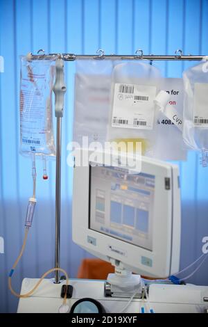 NHS don de sang Centre de don de plasma, plasma la plus grande composante du sang un liquide clair, de couleur paille, porte des plaquettes, rouge et blanc Banque D'Images