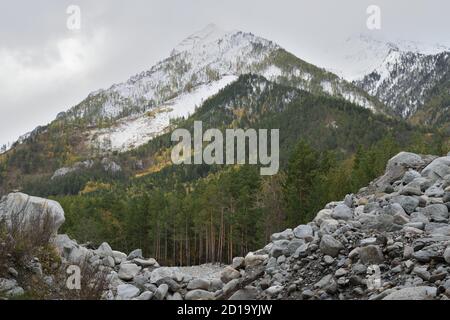 Vue sur Love Peak depuis Arshan, Russie, début automne Banque D'Images
